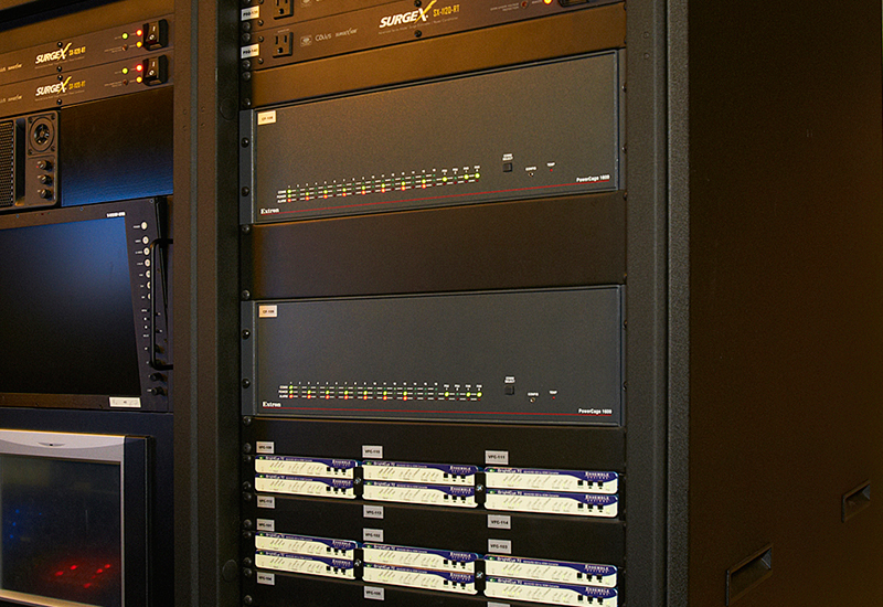 The Extron PowerCage 1600 enclosure simplifies integration for large fiber optic
systems, providing a convenient way to rack mount multiple transmitters and receivers.